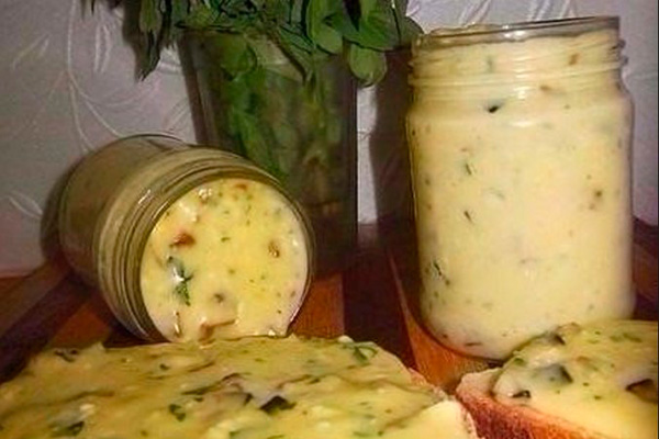 Плавлений сир з грибами та зеленню